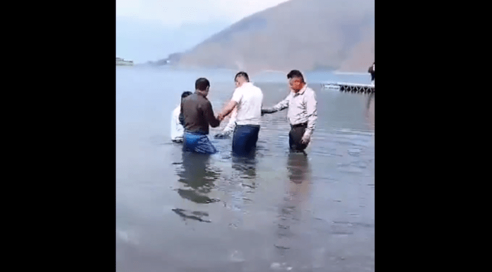 #VIDEO | Hombre muere ahogado durante bautizo cristiano en un lago