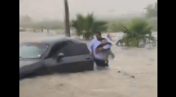 #VIDEO | Hombre y su bebé se salvan de morir ahogados durante tormenta en Reynosa