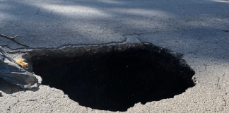 #VIDEO | Alertan por socavón en la carretera libre Uruapan – Lombardía