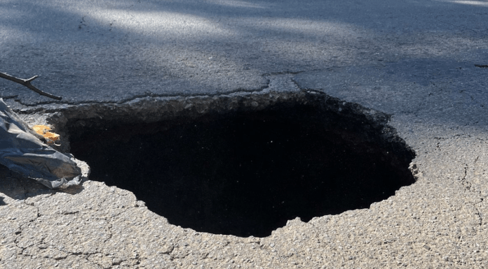 #VIDEO | Alertan por socavón en la carretera libre Uruapan – Lombardía