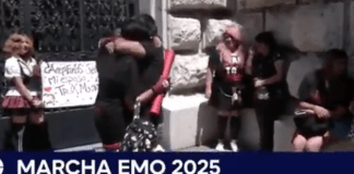 #VIDEO | ¡El amor! Pareja se hace viral por comprometerse durante marcha emo 2025 en CDMX