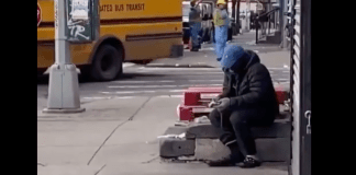 #VIDEO #ImágenesSensibles | Captan a hombre en situación de calle comiendo una rata en Nueva York
