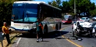 #VIDEO | Camioneta choca contra autobús, en la carretera Uruapan – Lombardía; hay dos heridos
