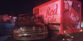 #VIDEO | Se registra choque entre camioneta y camión refresquero en la Morelia-Pátzcuaro; hay 3 heridos
