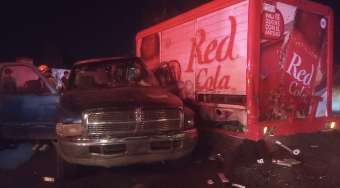 #VIDEO | Se registra choque entre camioneta y camión refresquero en la Morelia-Pátzcuaro; hay 3 heridos