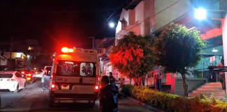 Conductor de camioneta muere en el camino a un hospital, tras ser baleado en Uruapan