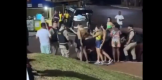 #VIDEO | Mujer intenta robarle arma a un policía y recibe balazo en el rostro