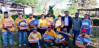 Julio Arreola entrega equipo a brigada contra incendios en Pátzcuaro