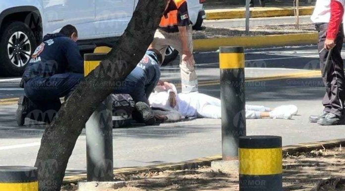 Mujer queda herida sobre la Av. Camelinas de Morelia; al parecer se aventó de un puente peatonal