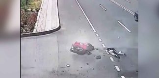 #VIDEO | Motociclista sufre accidente y es alcanzado por el fuego tras choque con camioneta