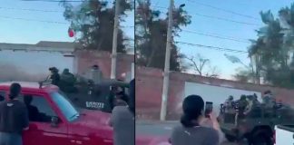 #VIDEO | Elementos de la Defensa Nacional fueron atacados con globos de agua en el Carnaval de Sayula, Jalisco