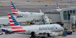 #VIDEO | Hombre intenta abrir la salida de emergencia de un avión mientras se encontraba en pleno vuelo #Internacional