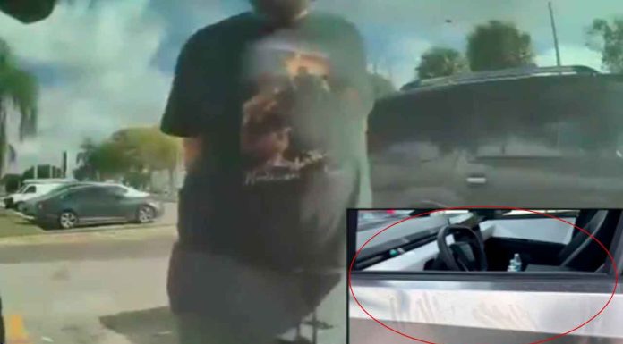 #Video | Un hombre se mete la mano en el pantalón y la unta en la puerta de un Tesla Cybertruck