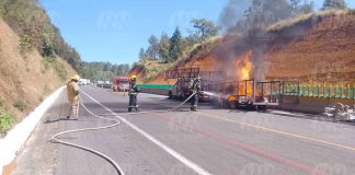 #VIDEO #Imágenes | Camioneta se incendia sobre la autopista Siglo XXI; no hay heridos