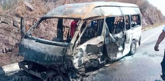 Camioneta tipo turismo se incendia tras choque contra camión militar, en la Siglo XXI