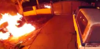 #VIDEO | Hombre prende fuego a un auto y él también termina incendiándose