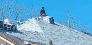 #VIDEO | Migrante pasó 6 horas arriba de un techo para evitar ser deportado por agentes de ICE en EE.UU