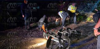 Auto embiste a motociclista y huye, en Zamora