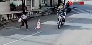 #VIDEO | Niña es arrollada por un motociclista, su madre no la llevaba de la mano