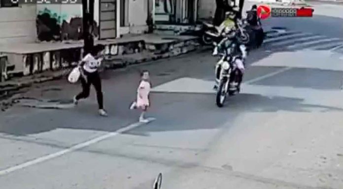 #VIDEO | Niña es arrollada por un motociclista, su madre no la llevaba de la mano