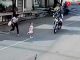 #VIDEO | Niña es arrollada por un motociclista, su madre no la llevaba de la mano