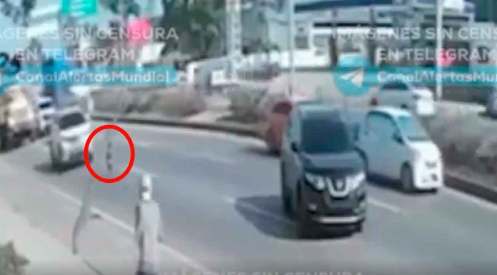 #VIDEO | Menor de edad cruza una autopista solo por descuido parental #Internacional