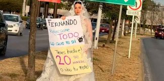 #VIDEO | Mujer defraudada camina con vestido de novia y letrero por las calles de Monterrey; esto se sabe