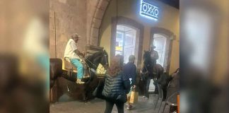 #Viral | Qué buen transporte, sujetos llegan a caballo al Oxxo frente a la Catedral de #Morelia