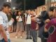#VIDEO | Joven es agredida por su novio afuera de un plantel educativo; maestro interviene y termina en riña