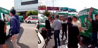 #VIDEO | Ciudadanos enfrentan a transportistas que mantienen bloqueada la Av. Camelinas; entre gritos e insultos exigen que liberen la vialidad