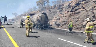 #VIDEO #Imágenes | Camión pipa vuelca y se incendia en la región de Panindícuaro
