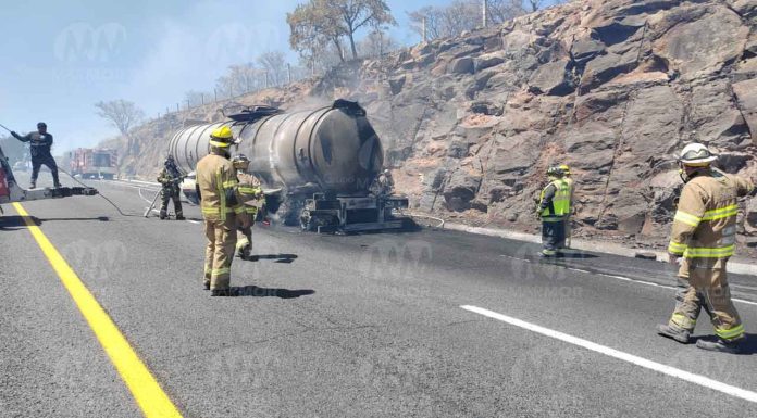 #VIDEO #Imágenes | Camión pipa vuelca y se incendia en la región de Panindícuaro