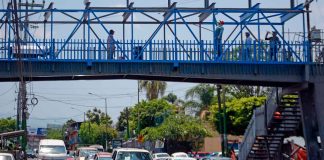 Mujer cae desde un puente peatonal de más de 10 metros de altura tras discutir con su novio; ella corrió y tropezó en un ‘arrebato de ira’