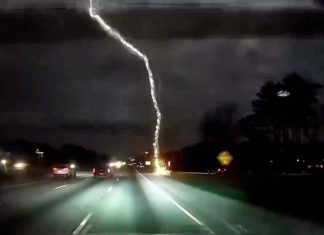 #Video | Conductor captura en video la caída de un rayo en una autopista #Internacional