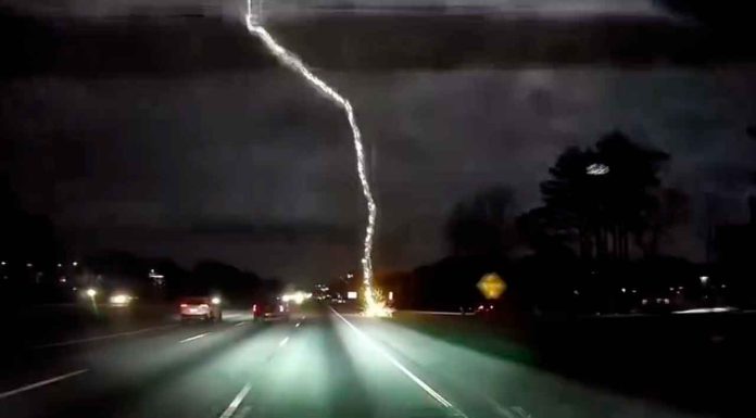 #Video | Conductor captura en video la caída de un rayo en una autopista #Internacional