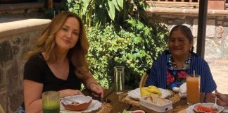La conductora Andrea Legarreta se reune con la artesana michoacana Feliciana Bautista para conocer su trabajo