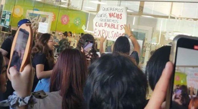 #VIDEO | Alumnos del TecMilenio protestan por presunto abuso sexual a compañero con discapacidad
