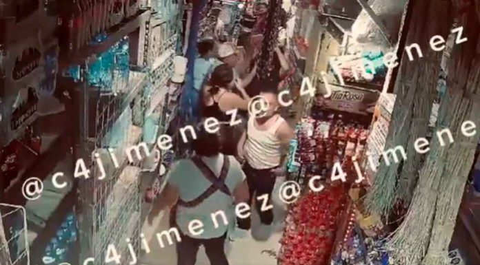 #Video | Dos mujeres protagonizan feroz pelea en mercado de Sonora; Una denuncia abuso sexual al ser separadas