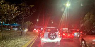 Se registra volcadura de camioneta en el libramiento norte de Morelia; hay dos heridos.