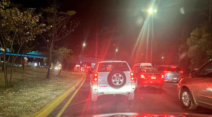 Se registra volcadura de camioneta en el libramiento norte de Morelia; hay dos heridos.
