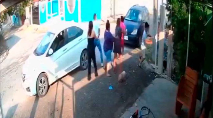 #Video | Automovilista atropella a una familia en su vivienda