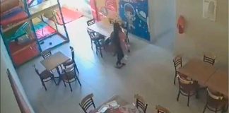 #Video // Madre usa a su hija de 7 años para robar un bolso en una pizzería #Mexico