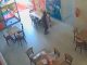 #Video // Madre usa a su hija de 7 años para robar un bolso en una pizzería #Mexico