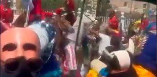 #Video // Danzantes ebrios golpean a caballo en la cabeza durante carnaval #Puebla