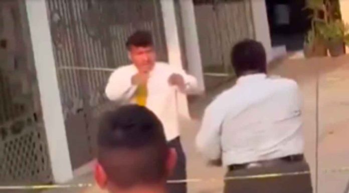 #Video | Empleados de distintas funerarias se pelean por ver quien realizaba un servicio funerario en #Tabasco; uno de ellos sacó arma blanca