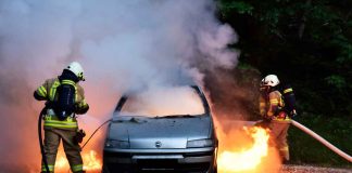 Se registra incendio de automóvil en Infonavit Camelinas; Policía Morelia atiende la emergencia