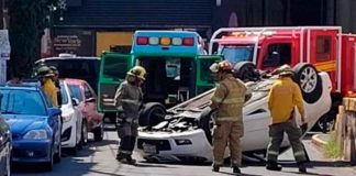 Mujer embarazada resulta herida tras volcadura de auto al sur de Morelia
