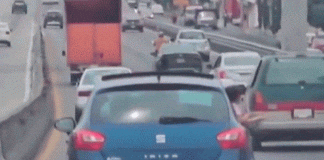 #Video | Niña se asoma por ventanilla de auto en alta velocidad en el Paso Express de Cuernavaca