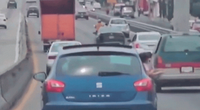 #Video | Niña se asoma por ventanilla de auto en alta velocidad en el Paso Express de Cuernavaca