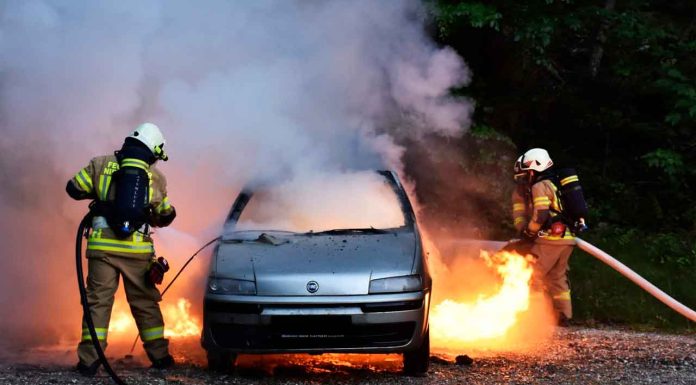 Se registra incendio de automóvil en Infonavit Camelinas; Policía Morelia atiende la emergencia